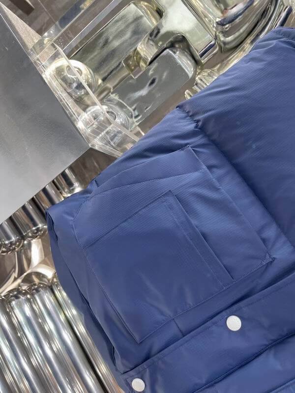 Résultat de l'évolution emblématique de la marque Canada Goose, la doudoune Canada Goose Parka Femme est un témoignage de l'engagement de Canada Goose à combiner style,