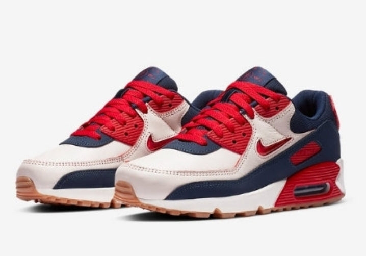 Les baskets Nike Air Max 90 Futura sont des pièces maîtresses de la mode.