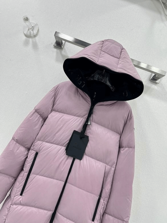 Premièrement : Les doudounes Moncler Femme, ainsi que les manteau Moncler Femme, incarnent un style et un raffinement incomparables.