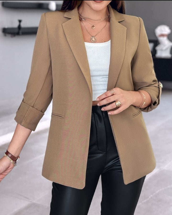 Premièrement : Ajoutez une touche de sophistication et de modernité à votre garde-robe avec ce Manteau blazer à col cranté et manches retroussés femme