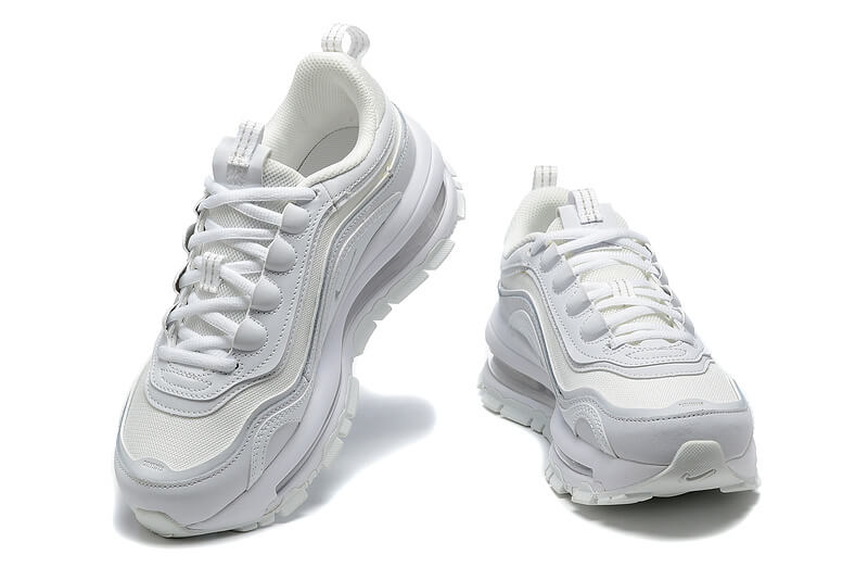 Premièrement, les baskets Nike Air Max 97 Femme incarnent un design emblématique et audacieux.

Inspirées des lignes fluides des trains à grande vitesse japonais.
