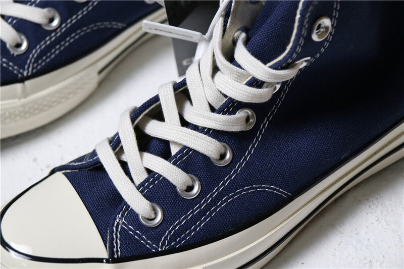 Premièrement : Les baskets Converse Femme se distinguent par leur design iconique et leur esthétique vintage.