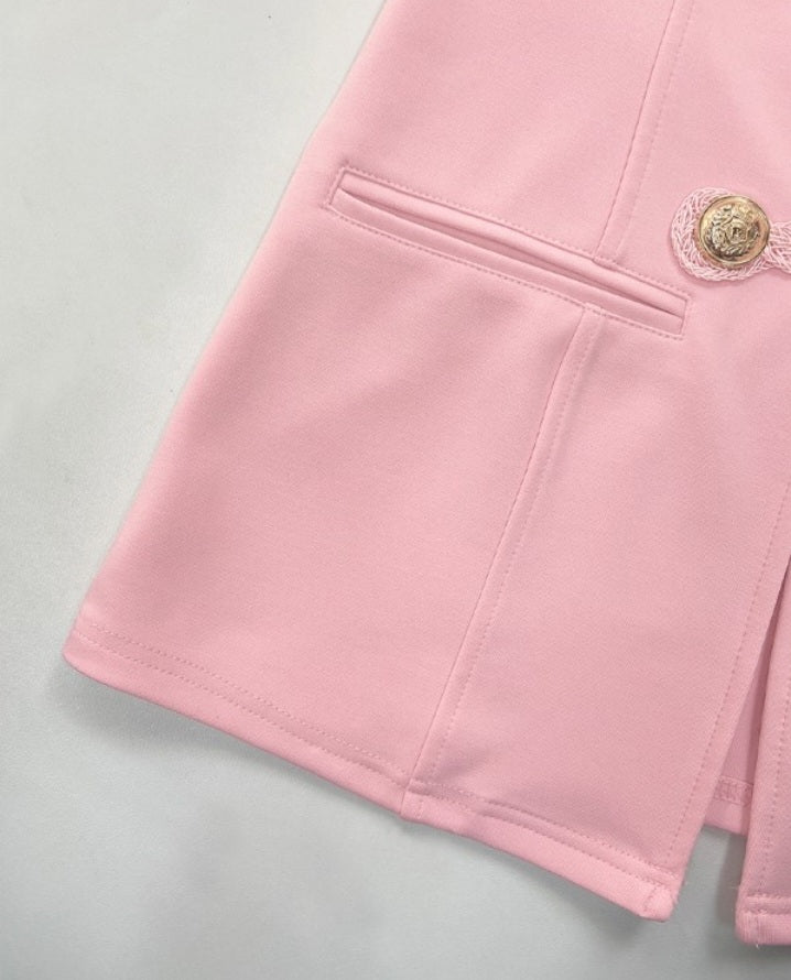 Premièrement : Apportez une touche de classe et de sophistication à votre dressing avec ce Manteau à col montant avec boutons sur le devant et manches longues et fausses poches Femme