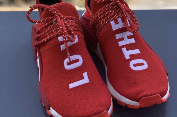 les baskets Adidas Human Race NMD x Pharrell Yellow " Femme  sont un témoignage de l'engagement d'Adidas à combiner style et innovation.