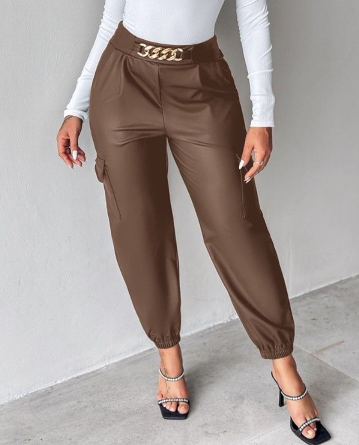 Premièrement : Ce Pantalon cargo taille haute en cuir PU avec poche à rabat et décoration en chaîne femme .