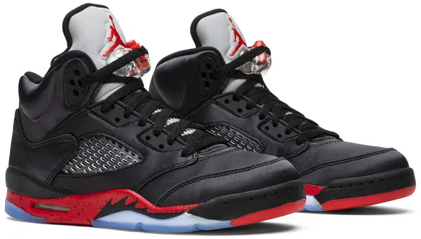 Premièrement, les baskets Air Jordan 5 Femme incarnent un mélange parfait de style audacieux et de performance exceptionnelle.