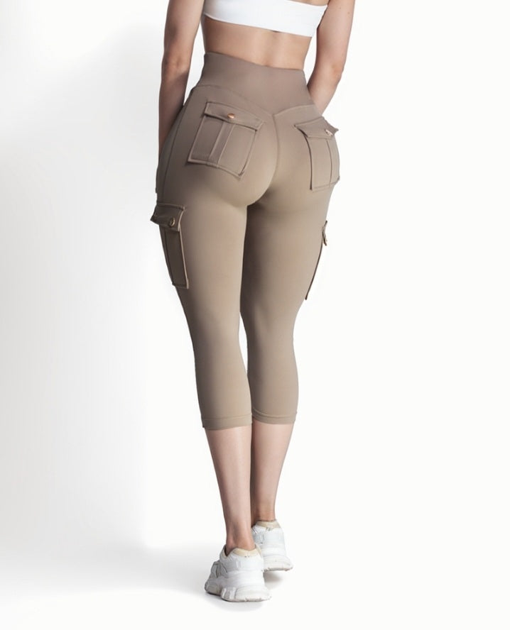 Premièrement : Ce Legging de motard taille haute avec poches à rabat pour soulever les fesses.