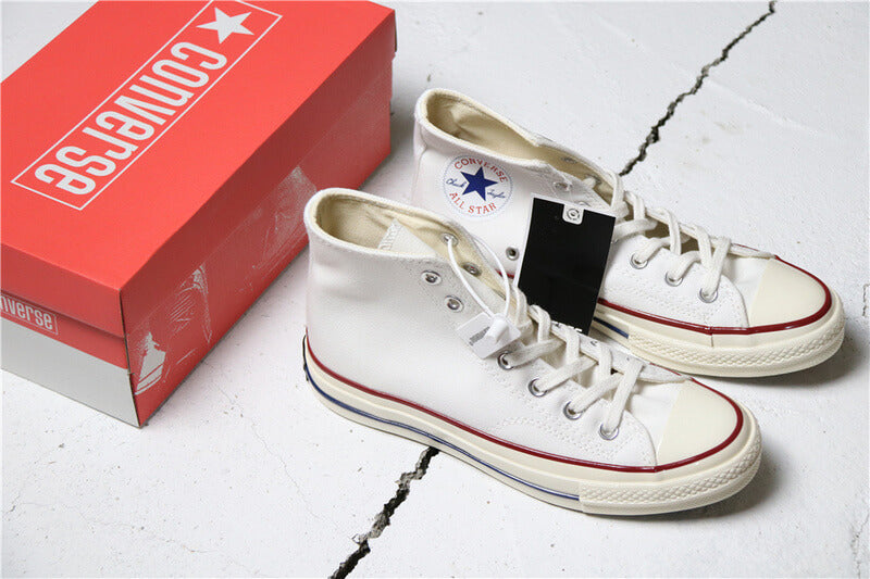Premièrement : Les baskets Converse Femme se distinguent par leur design iconique et leur esthétique vintage.