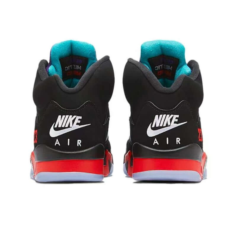 Premièrement, les baskets Air Jordan 5 Femme incarnent un mélange parfait de style audacieux et de performance exceptionnelle.