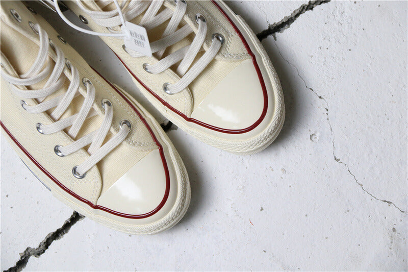 Premièrement : Les baskets Converse Femme se distinguent par leur design iconique et leur esthétique vintage.