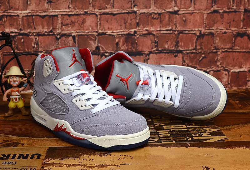Premièrement, les baskets Air Jordan 5 Femme incarnent un mélange parfait de style audacieux et de performance exceptionnelle.