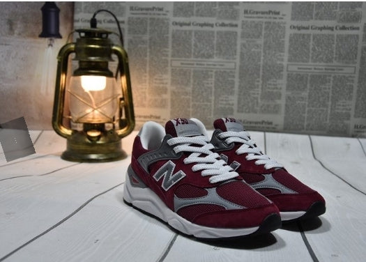 Les baskets New Balance Femme se démarquent par leur esthétique moderne et intemporelle, ainsi que par leur héritage sportif emblématique.