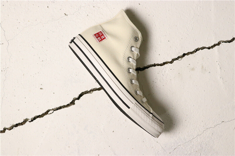 Premièrement : Les baskets Converse Femme se distinguent par leur design iconique et leur esthétique vintage.