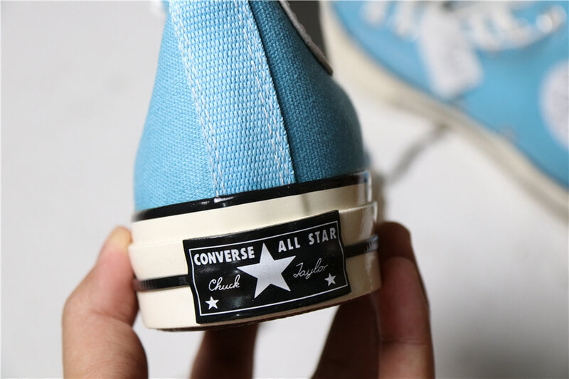 Premièrement : Les baskets Converse Femme se distinguent par leur design iconique et leur esthétique vintage.