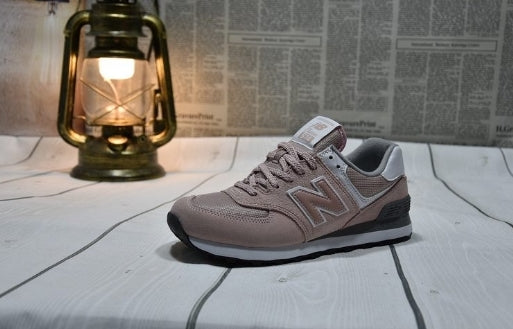 Les baskets New Balance Femme se démarquent par leur esthétique moderne et intemporelle, ainsi que par leur héritage sportif emblématique.