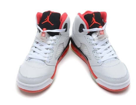 Premièrement, les baskets Air Jordan 5 Femme incarnent un mélange parfait de style audacieux et de performance exceptionnelle.