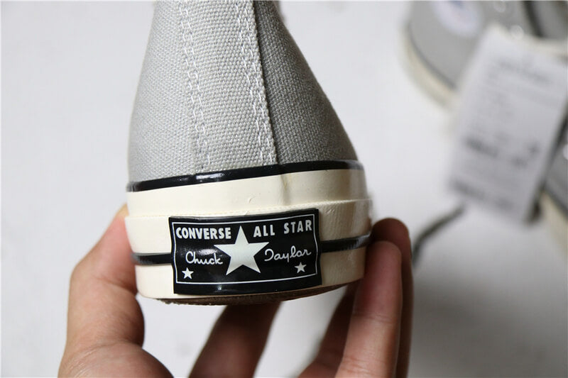 Premièrement : Les baskets Converse Femme se distinguent par leur design iconique et leur esthétique vintage.