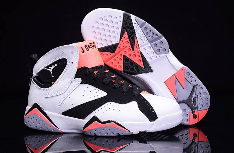 Premièrement, les baskets Air Jordan 7 Femme se distinguent par leur design iconique et leur confort exceptionnel.