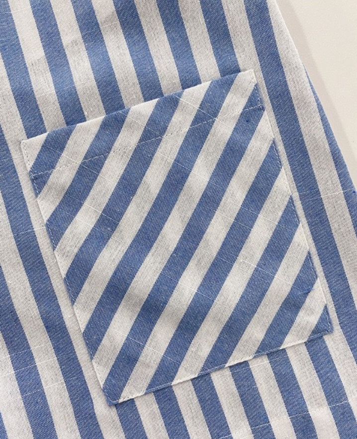 Premièrement : Optez pour un style tendance et confortable avec cette Combinaison sans manches à col en U et imprimé rayé avec poches décontractées et boutons décoratifs femme