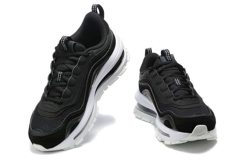 Premièrement, les baskets Nike Air Max 97 Femme incarnent un design emblématique et audacieux.

Inspirées des lignes fluides des trains à grande vitesse japonais.