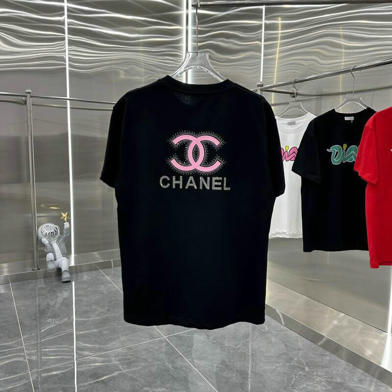 les T-shirts Chanel Femme offrent une élégance et un confort inégalés. Au meilleur prix. Le moins cher design emblématique.