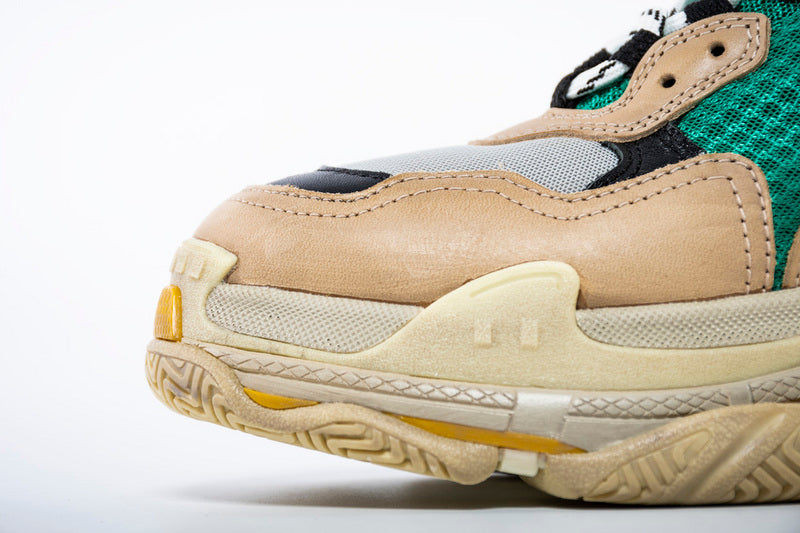 Résultats de l'évolution emblématique de la marque Balenciaga, les chaussures Balenciaga Triple S "Beige Green Yellow" Femme sont un témoignage de l'engagement de Balenciaga à combiner style et innovation.