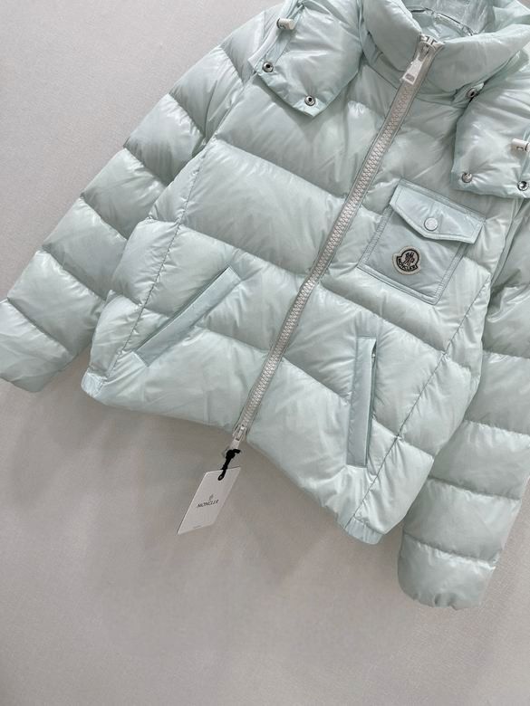 Premièrement : Les doudounes Moncler Femme, ainsi que les manteau Moncler Femme, incarnent un style et un raffinement incomparables.