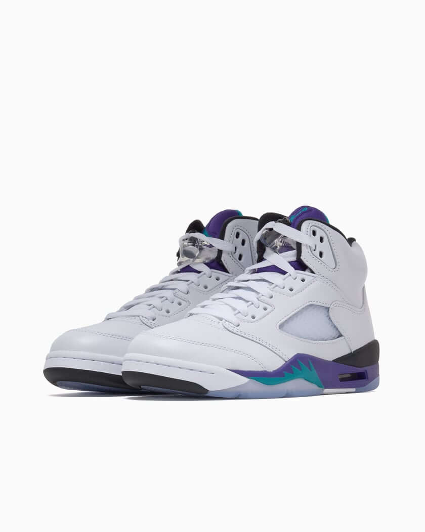 Premièrement, les baskets Air Jordan 5 Femme incarnent un mélange parfait de style audacieux et de performance exceptionnelle.