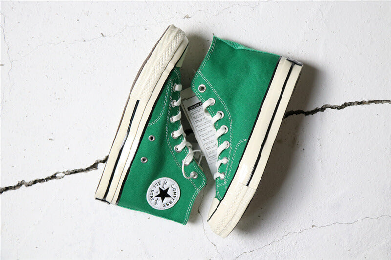 Premièrement : Les baskets Converse Femme se distinguent par leur design iconique et leur esthétique vintage.