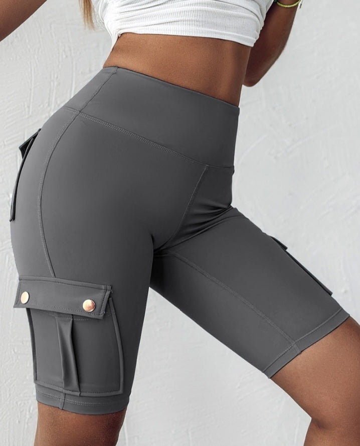 Premièrement : Ce Short de sport pour le contrôle du ventre et le levage des fesses, taille haute , avec poche à rabat , pour entraînement , bermuda cargo , pour la course à pied femme.