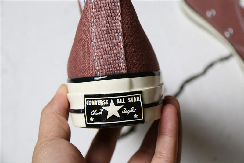 Premièrement : Les baskets Converse Femme se distinguent par leur design iconique et leur esthétique vintage.