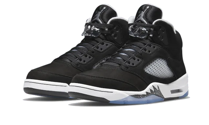 Premièrement, les baskets Air Jordan 5 Femme incarnent un mélange parfait de style audacieux et de performance exceptionnelle.
