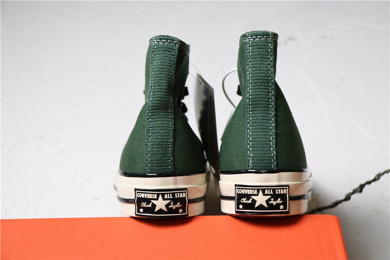 Premièrement : Les baskets Converse Femme se distinguent par leur design iconique et leur esthétique vintage.