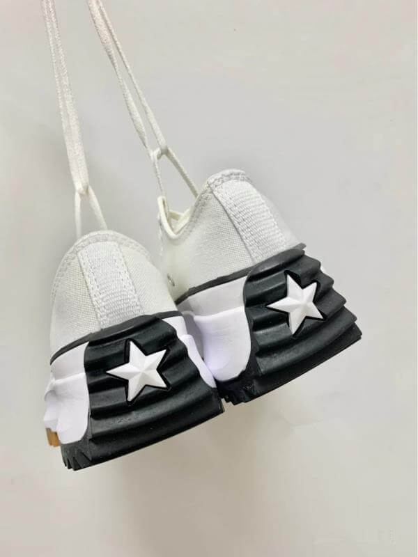 Premièrement : Les baskets Converse Femme se distinguent par leur design iconique et leur esthétique vintage.
