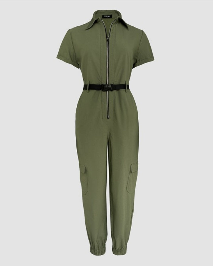 Premièrement : Adoptez un look décontracté et tendance avec cette Combinaison à col rabattu, manches courtes, fermeture éclair sur le devant, revers, design décontracté avec poches barboteuse cargo Femme 