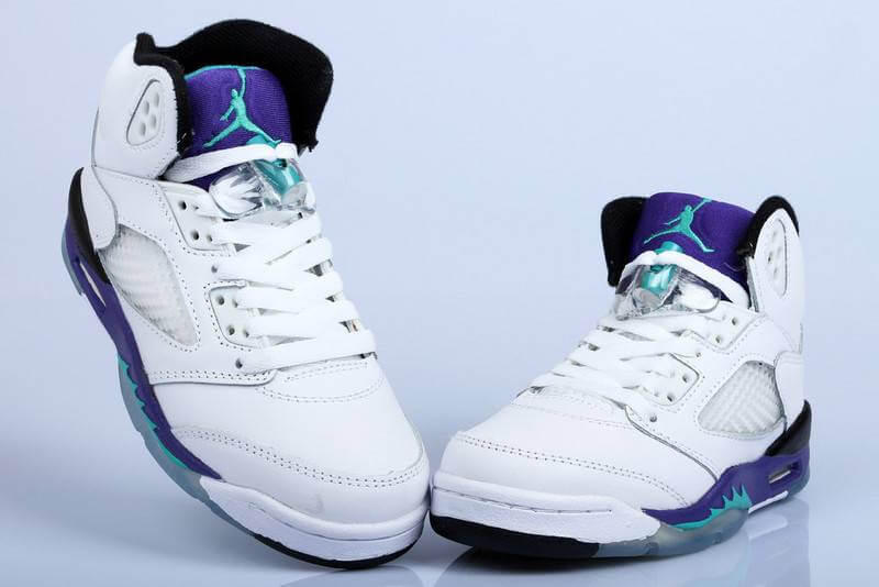 Premièrement, les baskets Air Jordan 5 Femme incarnent un mélange parfait de style audacieux et de performance exceptionnelle.