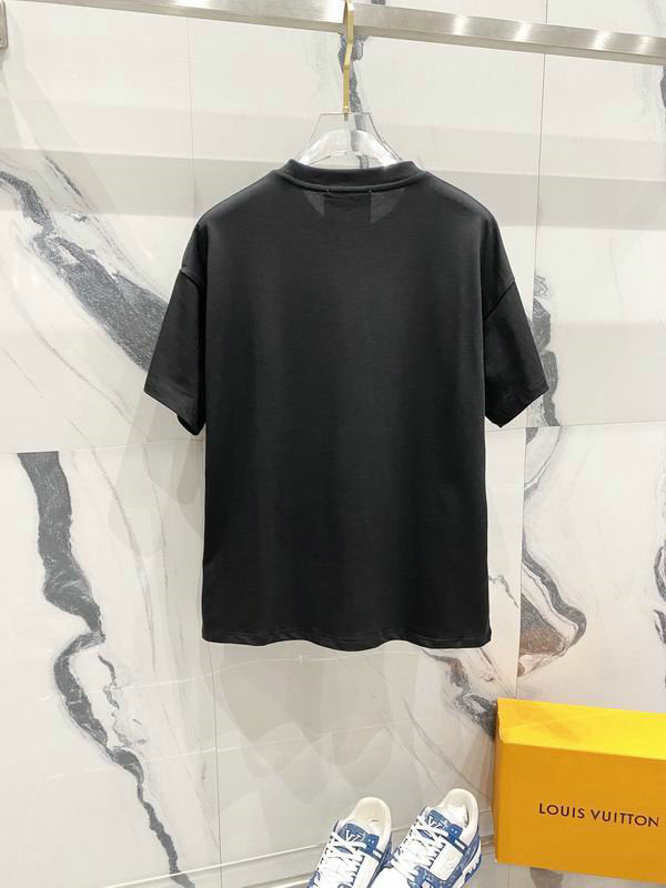 Premièrement : les T-shirts Moschino Femme offrent une élégance et un confort inégalés.