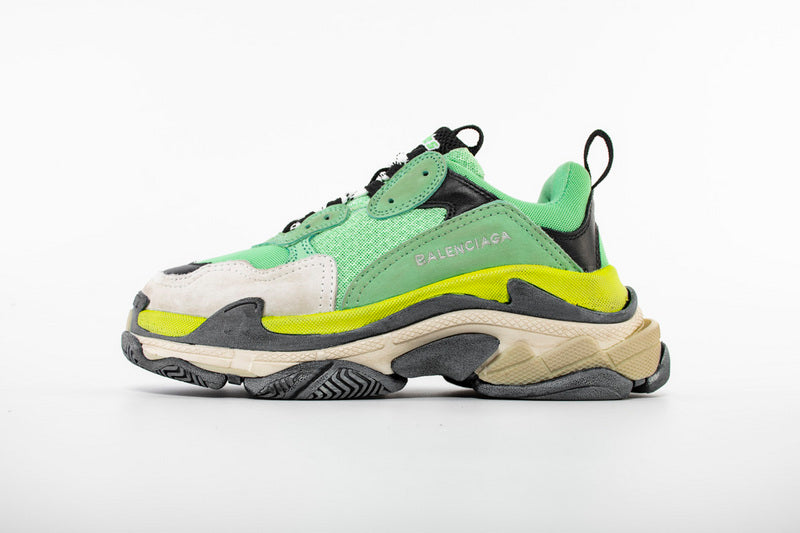les sneakers Balenciaga Triple S "Beige Green Yellow" Femme sont un témoignage de l'engagement de Balenciaga à combiner style et innovation.