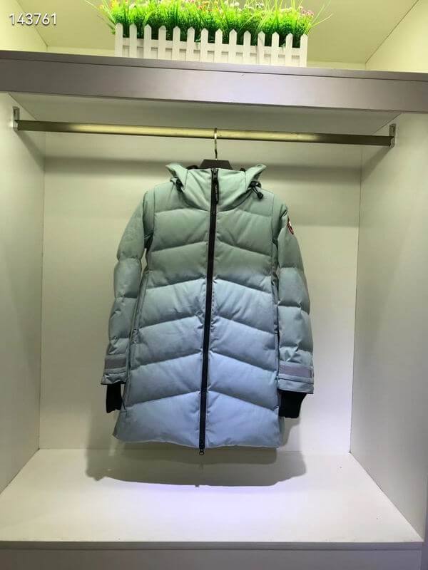 Résultat de l'évolution emblématique de la marque Canada Goose, la doudoune Canada Goose Parka Femme est un témoignage de l'engagement de Canada Goose à combiner style,