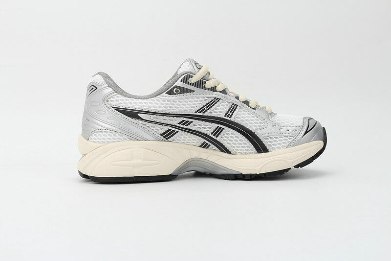 Résultats de l'engagement emblématique de la marque Asics à combiner style et innovation, les sneakers Asics Femme  sont des pièces maîtresses de la mode sportive.