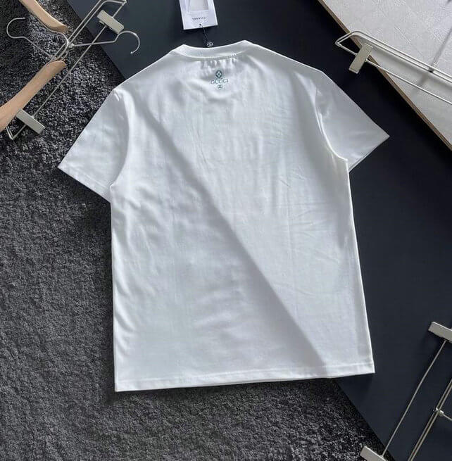 Premièrement : les T shirts Chanel Femme offrent une élégance et un confort inégalés.