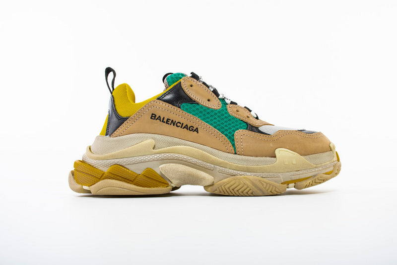 Résultats de l'évolution emblématique de la marque Balenciaga, les chaussures Balenciaga Triple S "Beige Green Yellow" Femme sont un témoignage de l'engagement de Balenciaga à combiner style et innovation.