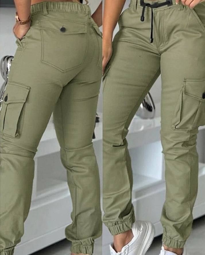Premièrement : Ce Pantalon cargo à revers avec poches multiples pantalon slim fit femme.