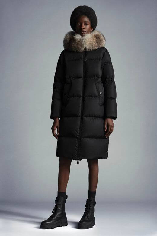 Premièrement : Les doudounes Moncler Femme, ainsi que les manteau Moncler Femme, incarnent un style et un raffinement incomparables.