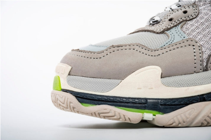 les sneakers Balenciaga Triple S "Beige Green Yellow" Femme sont un témoignage de l'engagement de Balenciaga à combiner style et innovation.