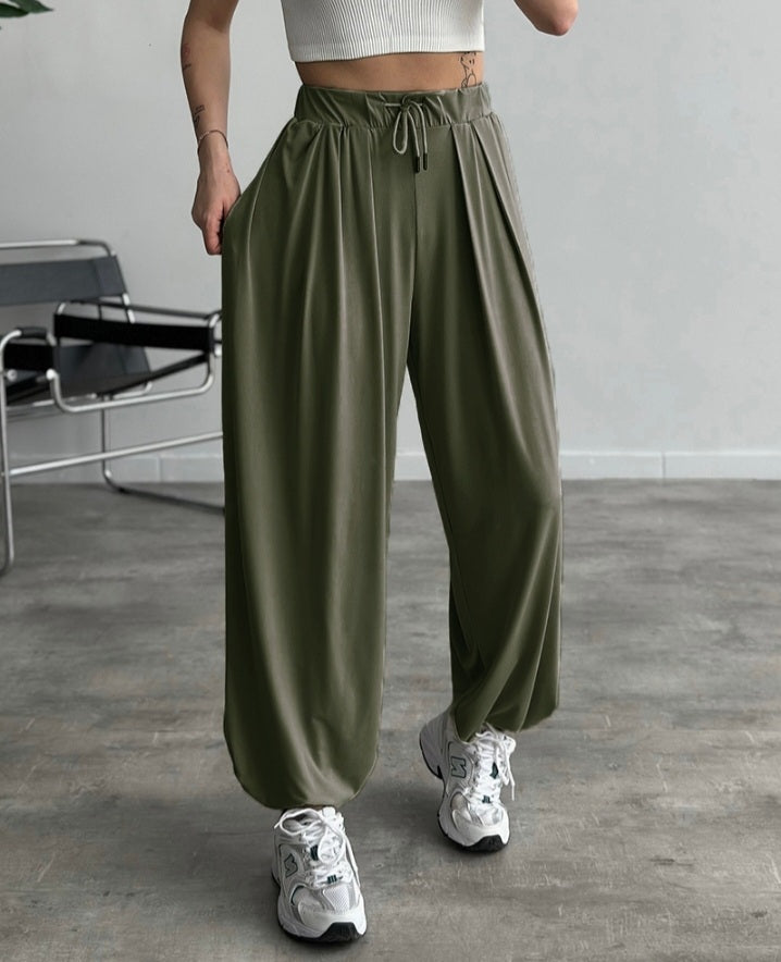 Premièrement : Ce Pantalon taille haute élastique à revers et cordon de serrage , coupe ample et décontractée , froncé Femme .