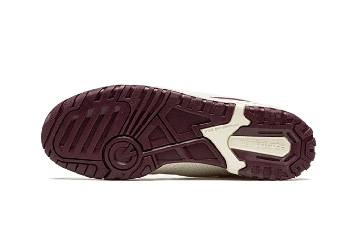 Les baskets New Balance Femme se démarquent par leur esthétique moderne et intemporelle, ainsi que par leur héritage sportif emblématique.