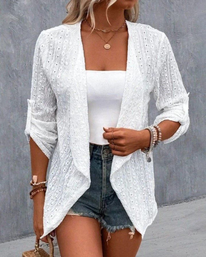 Premièrement : Optez pour un look raffiné et tendance avec ce Manteau blazer ouvert sur le devant à manches retroussés et broderie à oeillets femme