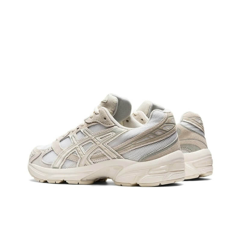 Premièrement :Les baskets Asics  offrent une combinaison parfaite de style et de performance. Leur design élégant et leurs technologies de pointe les rendent idéales pour les coureurs et les amateurs de mode.