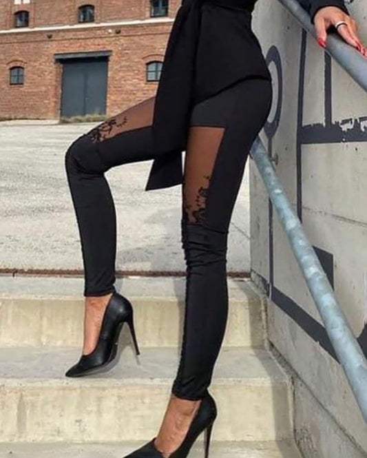 Premièrement : Ce Pantalon skinny en maille transparente avec patch brodé en dentelle Femme.